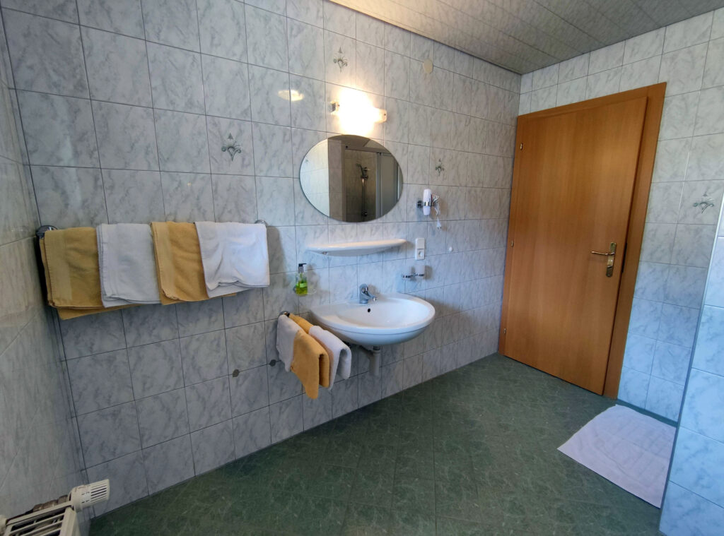 Badezimmer Ferienwohnung 8 - Peinte 2