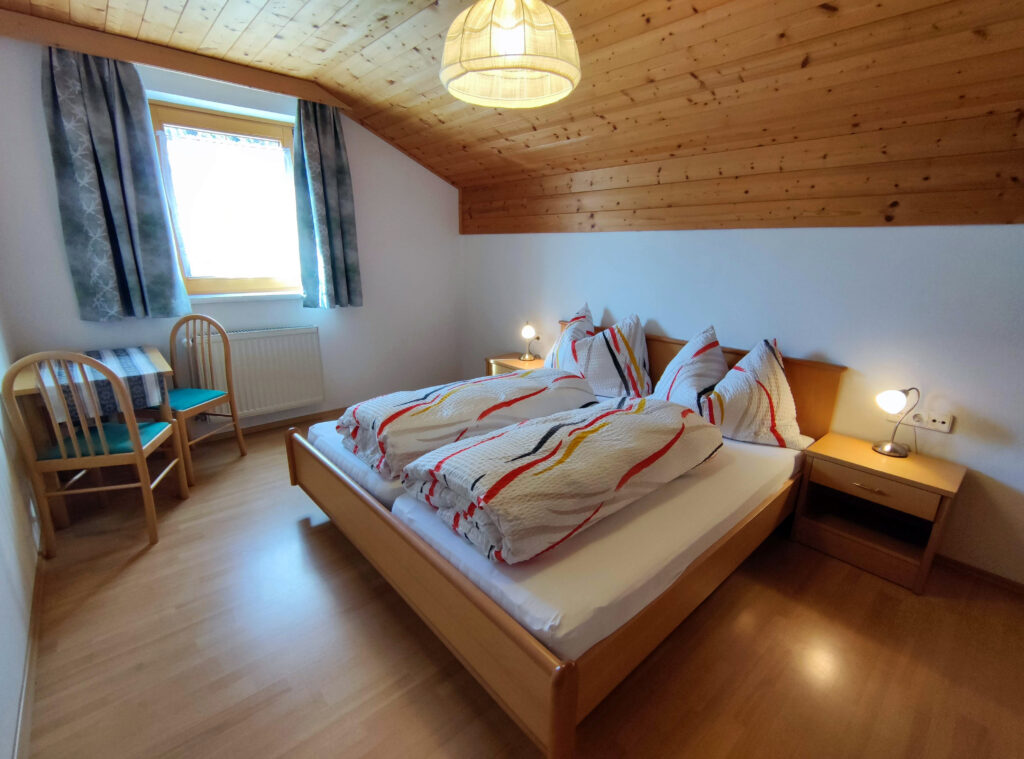 Schlafzimmer 2 Ferienwohnung 8 - Peinte 2