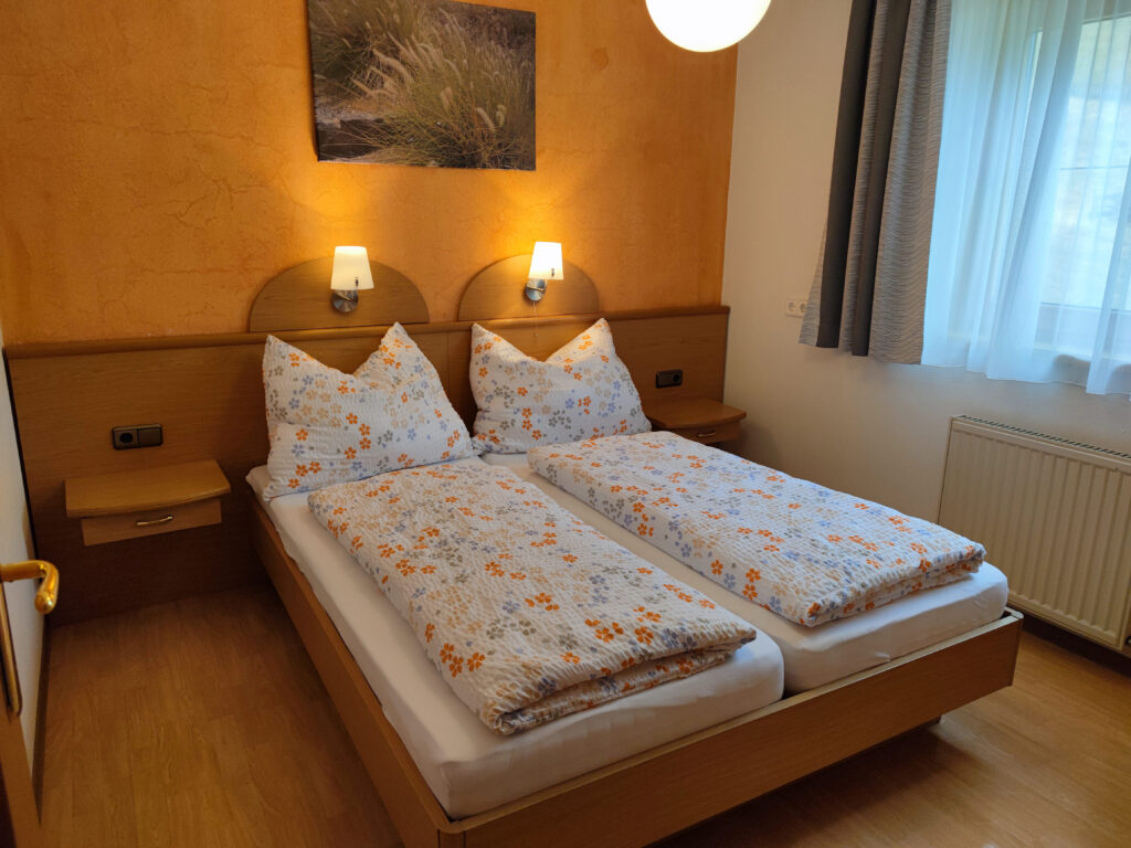 Schlafzimmer 2 Ferienwohnung 9 - Peinte 2